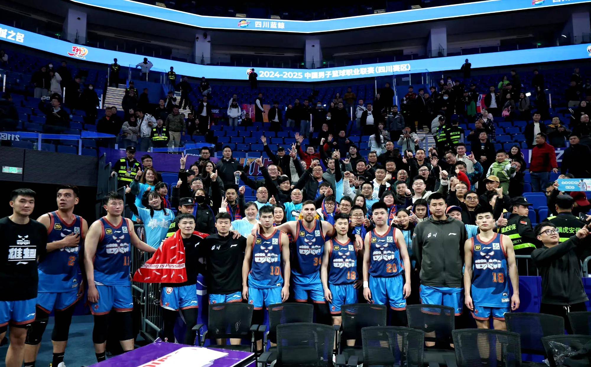 包含四川男篮训练开放日；关键战再遭质疑引观众欢呼；NBA季后赛在即；阵容厚度经受考验的词条