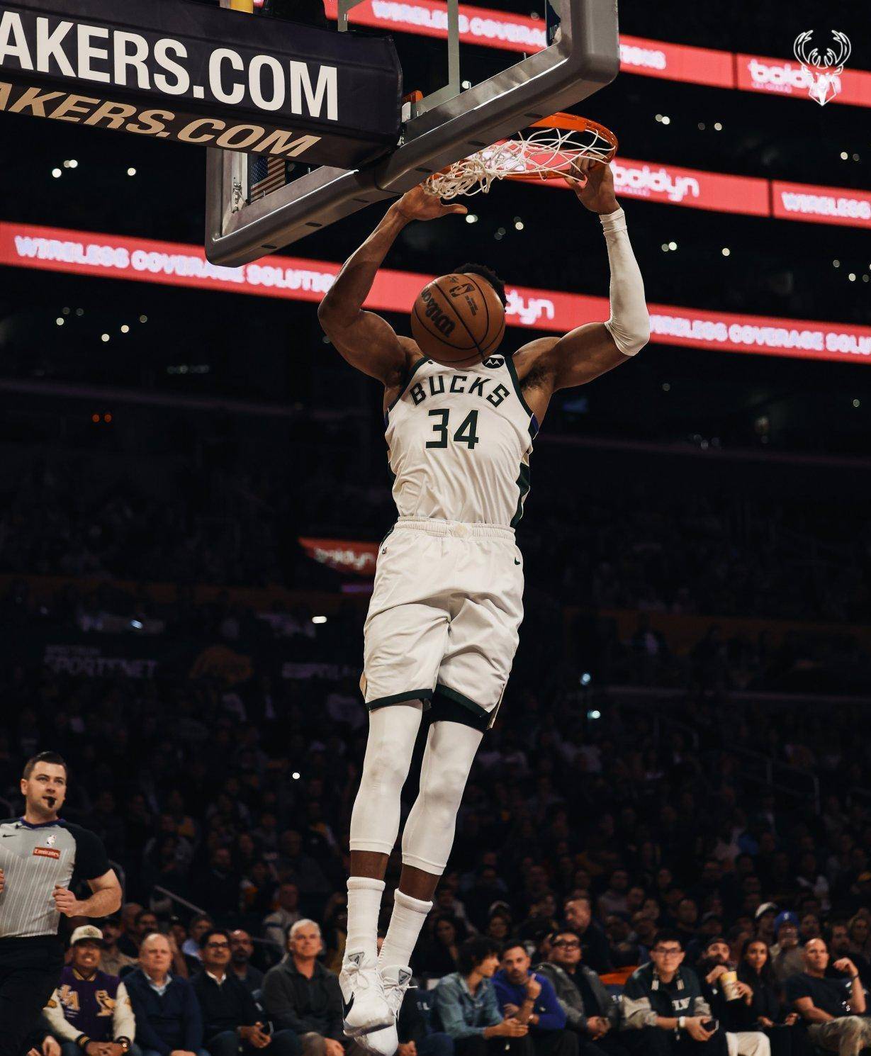 包含最后时刻胜出引发热议！，字母哥在加拿大队比赛中战术调整观众掌声雷动的词条